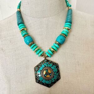 Green and gold tone pendant necklace